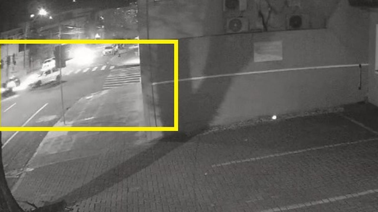 Câmera registra forte colisão que deixou mulher ferida no Centro