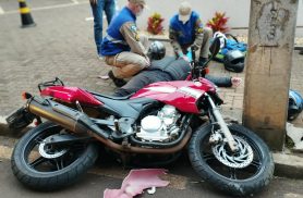 Motociclista sai da pista 'após ser fechado por carro' e fica ferido ao bater em estrutura Motociclista sai da pista 'após ser fechado por carro' e fica ferido ao bater em estrutura