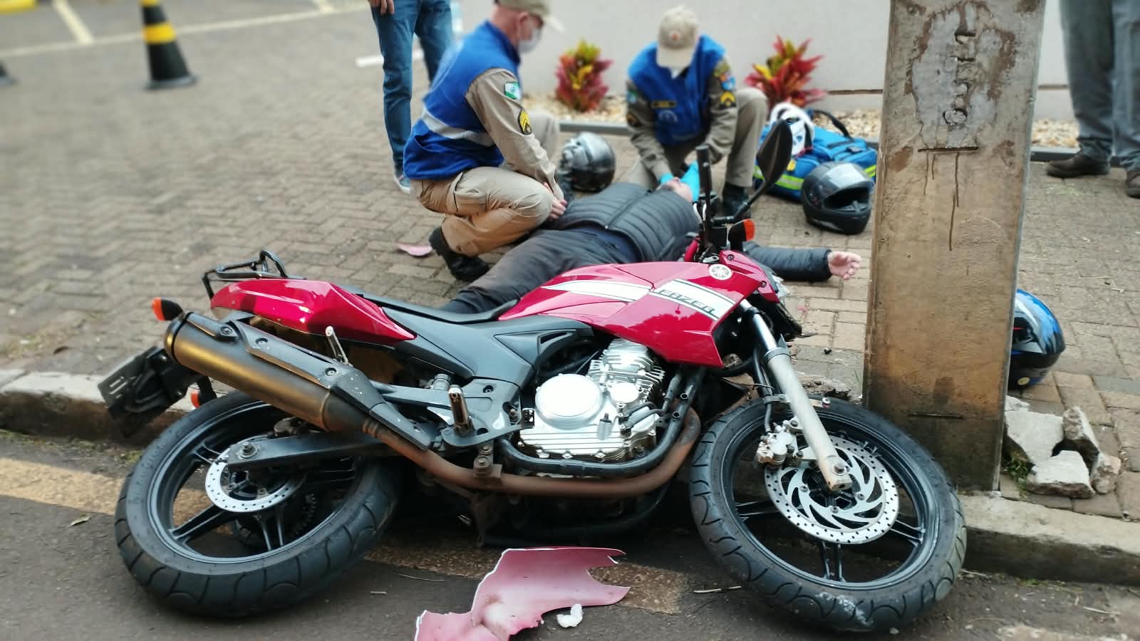 Motociclista sai da pista ‘após ser fechado por carro’ e fica ferido ao bater em estrutura