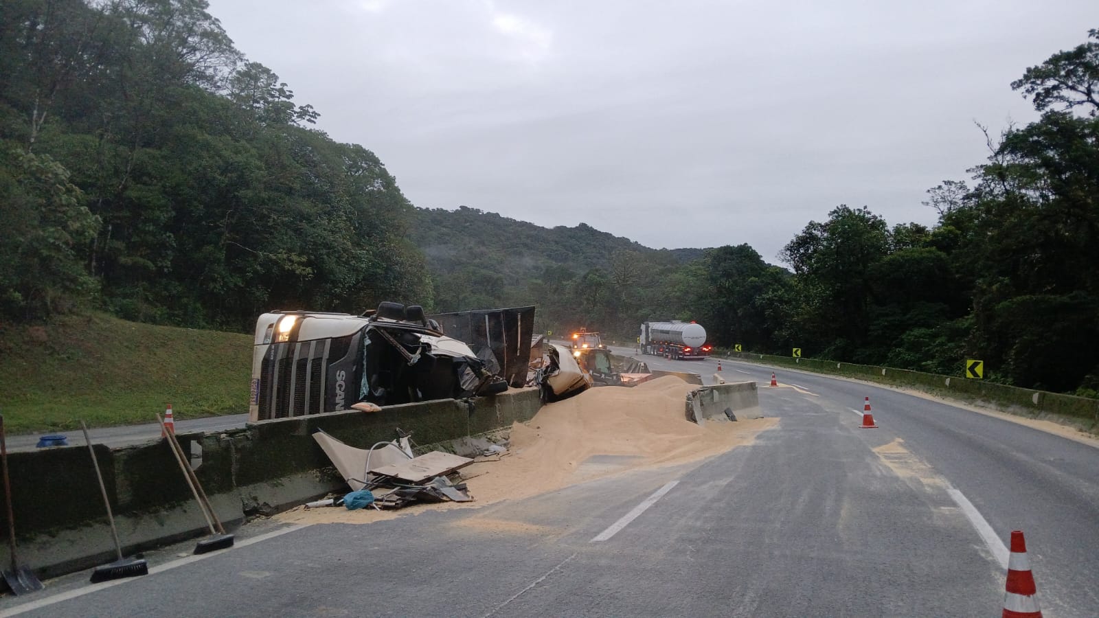 Caminhão tomba e espalha farelo de soja na BR-277 em Morretes Imagem referente a Caminhão tomba e espalha farelo de soja na BR-277 em Morretes