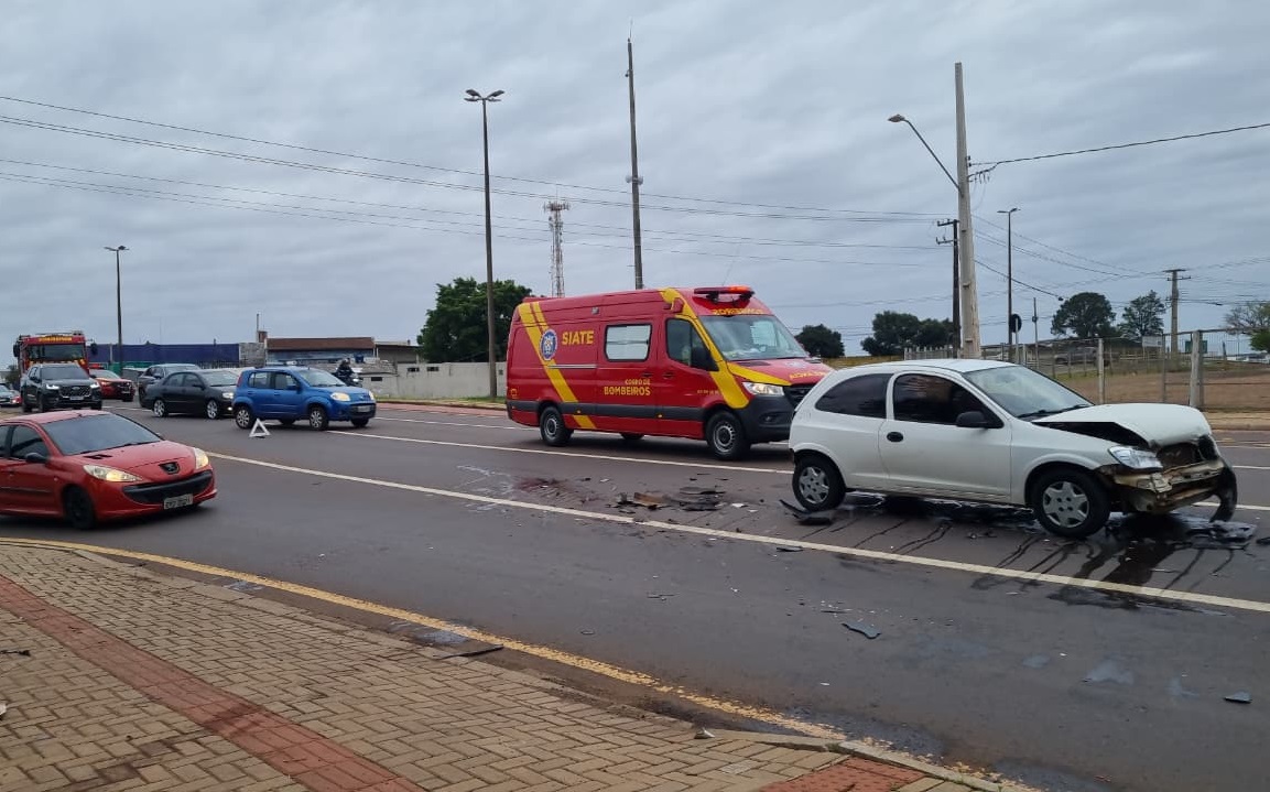 Engavetamento deixa feridos na Avenida Carlos Gomes