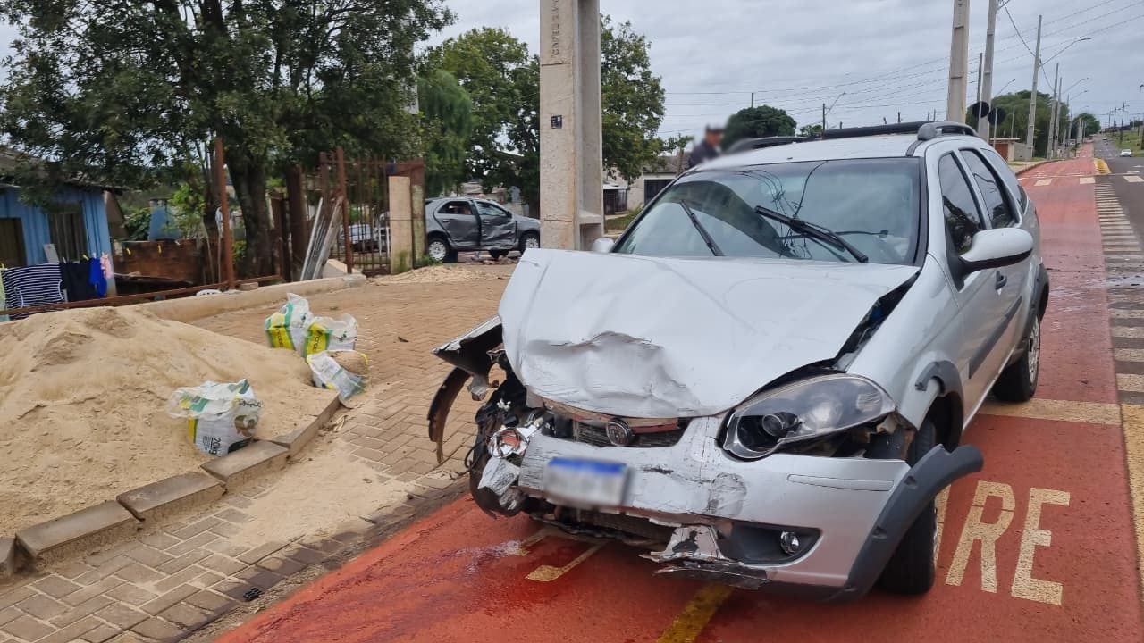 Palio Weekend e Cobalt se envolvem em forte colisão na Avenida das Torres