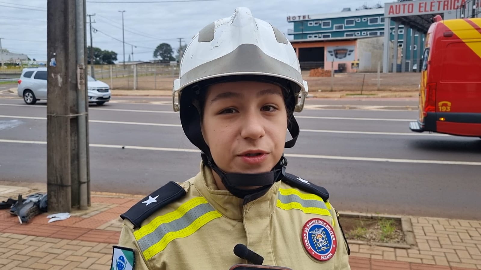 Aspirante Sarah explica atendimento a acidente com três veículos na Avenida Carlos Gomes