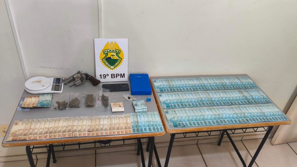 R$ 14,8 mil e mais de 1 kg de drogas são apreendidos em operação da PM Imagem referente a R$ 14,8 mil e mais de 1 kg de drogas são apreendidos em operação da PM
