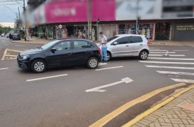 Gol e Fox se envolvem em colisão e deixam trânsito lento entre Avenida Brasil e Rua Barão do Cerro Azul