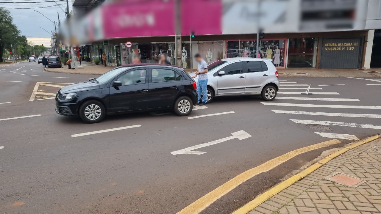 Gol e Fox se envolvem em colisão e deixam trânsito lento entre Avenida Brasil e Rua Barão do Cerro Azul