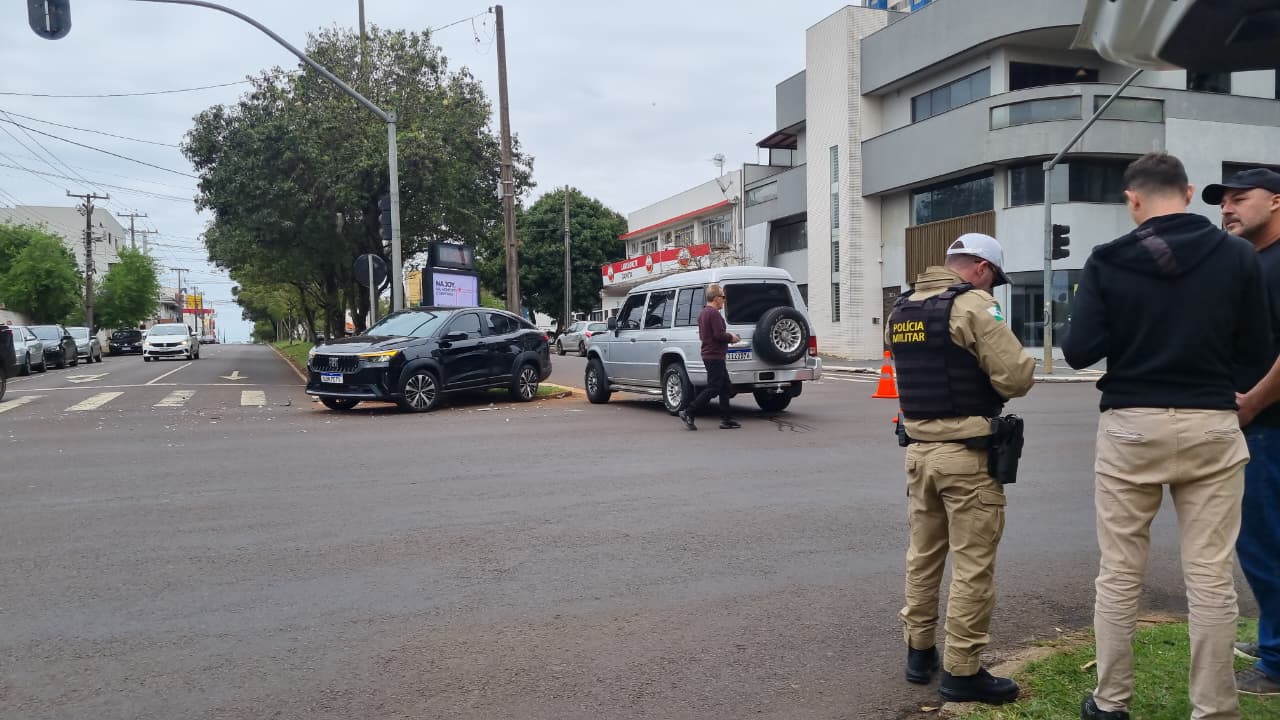 Acidente entre Galloper e Fastback mobiliza PM no Centro de Cascavel