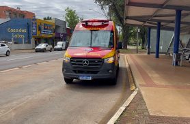 Jovem de 19 anos passa mal e cai em ponto de ônibus na Avenida Brasil