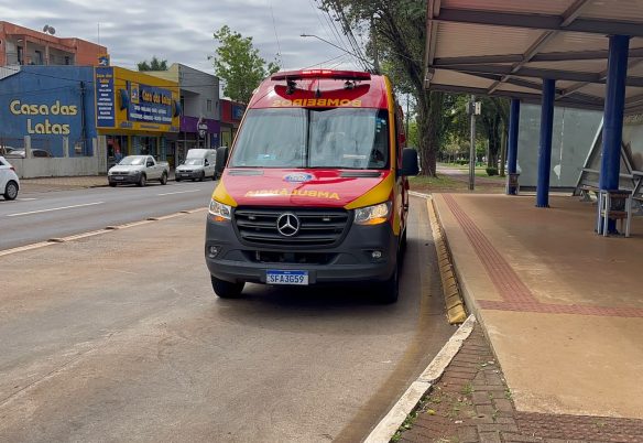 Jovem de 19 anos passa mal e cai em ponto de ônibus na Avenida Brasil