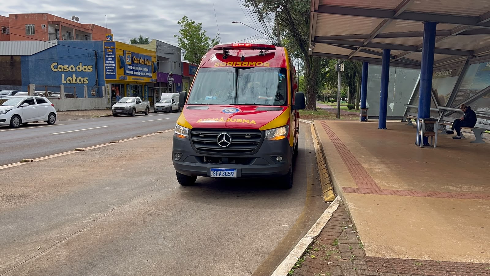 Jovem de 19 anos passa mal e cai em ponto de ônibus na Avenida Brasil