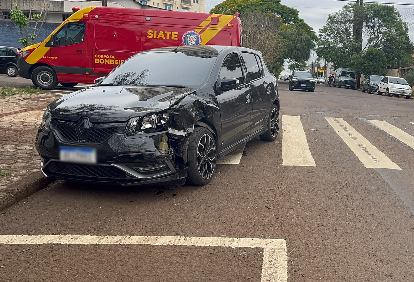Acidente entre Strada e Sandero mobiliza Siate em Cascavel