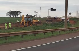 PRF acompanha fechamento de estrada vicinal utilizada para evasão de pedágio em Corbélia