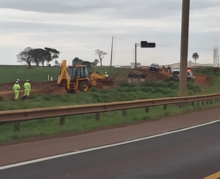 PRF acompanha fechamento de estrada vicinal utilizada para evasão de pedágio em Corbélia