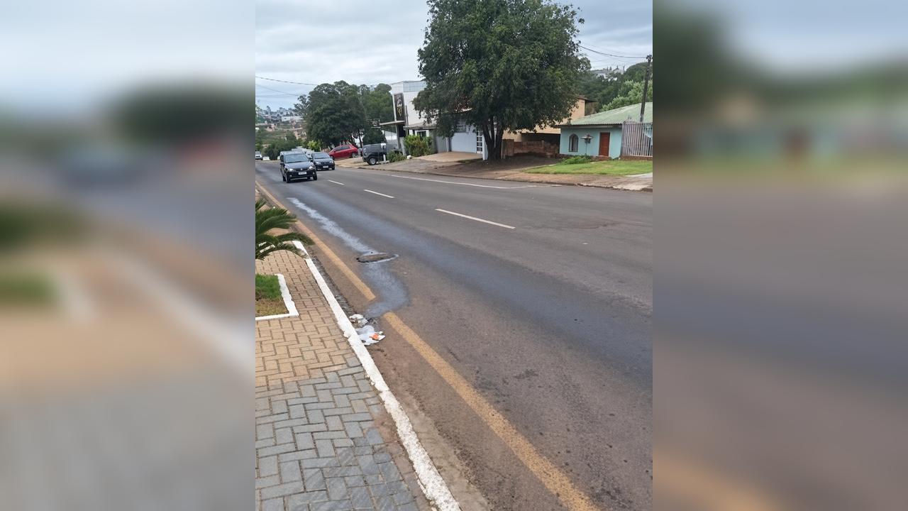 Mancha de óleo deixa rua escorregadia e provoca quedas de motociclistas em Cascavel