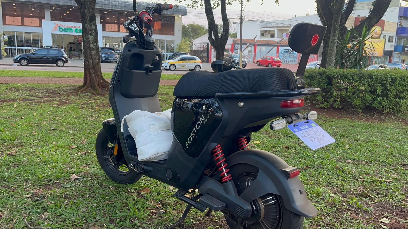Jovem de 17 anos fica ferida após atropelamento com moto elétrica em ciclovia na Avenida Brasil