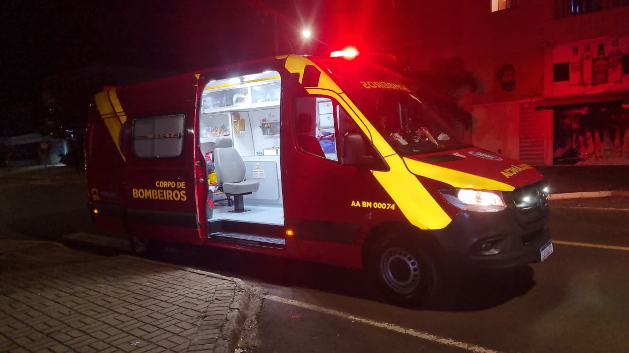 Homem de 57 anos fica ferido ao atingir Corolla na esquina das ruas Veneza e Itália, em Cascavel