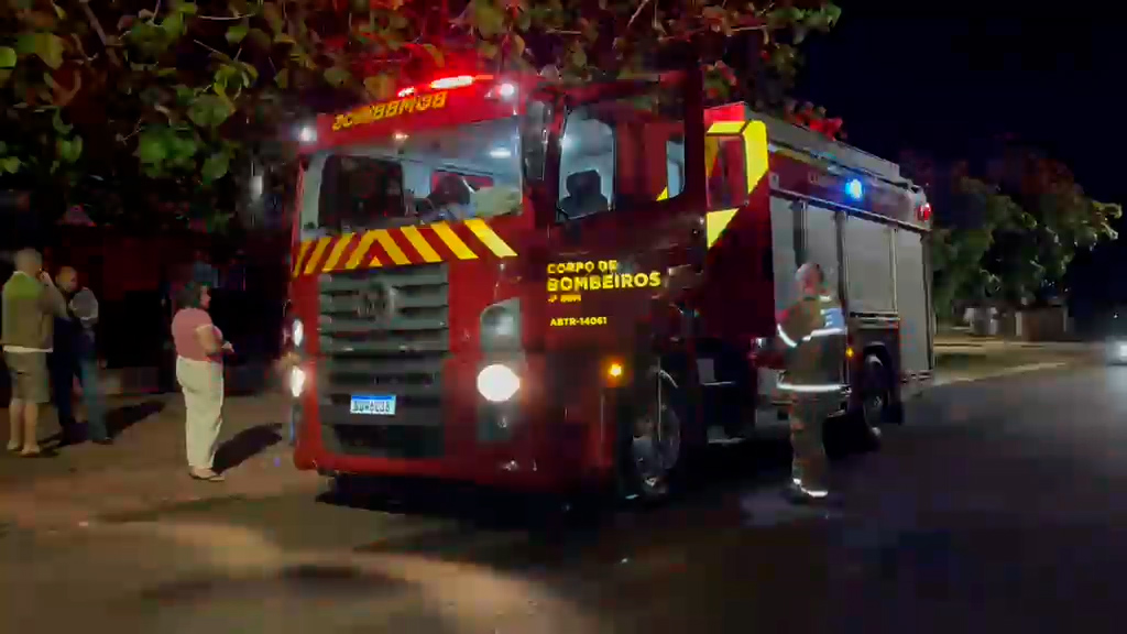 Bombeiros são acionados para incêndio em residência, mas encontram morador queimando entulho no Periolo