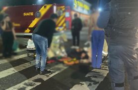 Carro muda de faixa, atinge motociclista de 30 anos e mobiliza o Siate no Bairro Periolo, em Cascavel