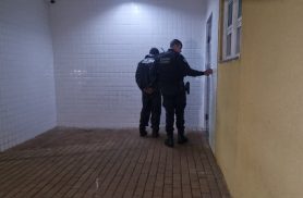 Mototaxista é abordado pela GM e acaba detido com moto furtada no Bairro Guarujá, em Cascavel