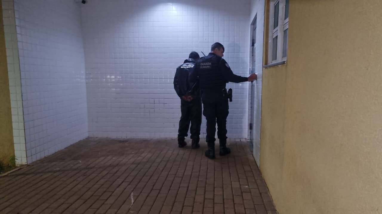 Mototaxista é abordado pela GM e acaba detido com moto furtada no Bairro Guarujá, em Cascavel