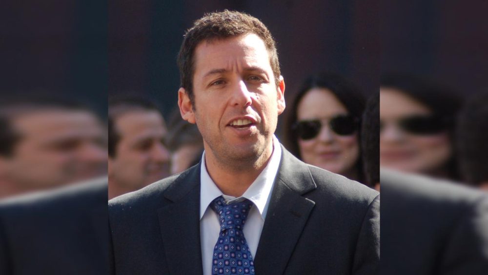 Adam Sandler faz 60 anos e prova que até o adulto pode continuar fazendo graça com a vida Imagem referente a Adam Sandler faz 60 anos e prova que até o adulto pode continuar fazendo graça com a vida