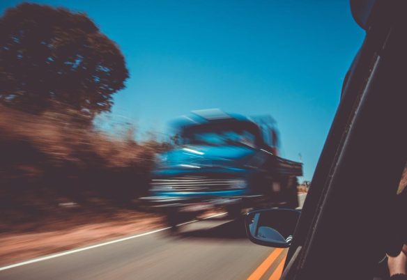 Velocidade fascina, mas no trânsito ela precisa conhecer seus limites