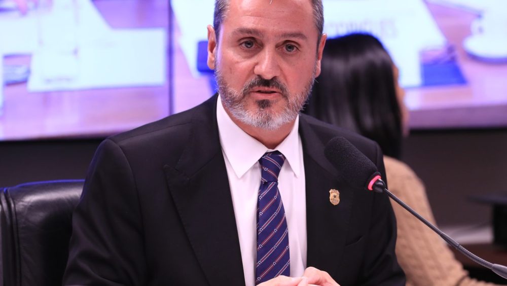 Dino determina reintegração de Andrei Rodrigues no comando da PF Imagem referente a Dino determina reintegração de Andrei Rodrigues no comando da PF