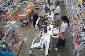Farmácia tenta localizar cliente que pode ter pego celular por engano