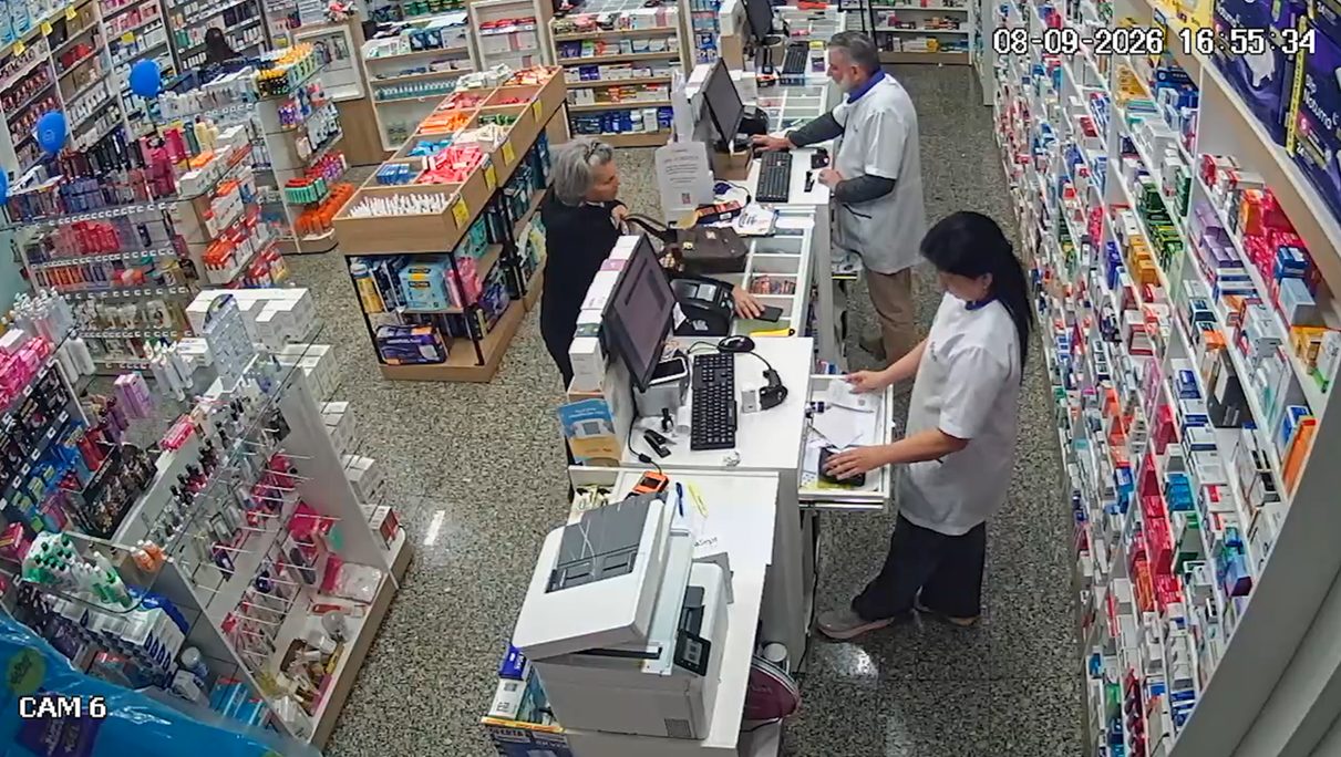 Farmácia tenta localizar cliente que pode ter pego celular por engano