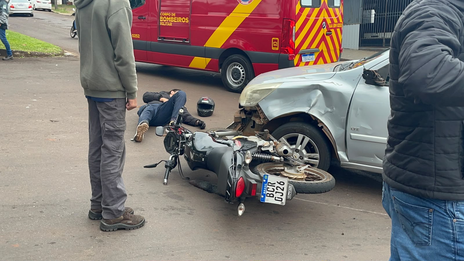 Motociclista fica ferido após colisão com carro na Avenida Brasil