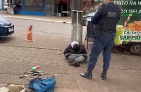 Homem é flagrado cortando fiação de barraca de caldo de cana em Cascavel Homem é flagrado cortando fiação de barraca de caldo de cana em Cascavel