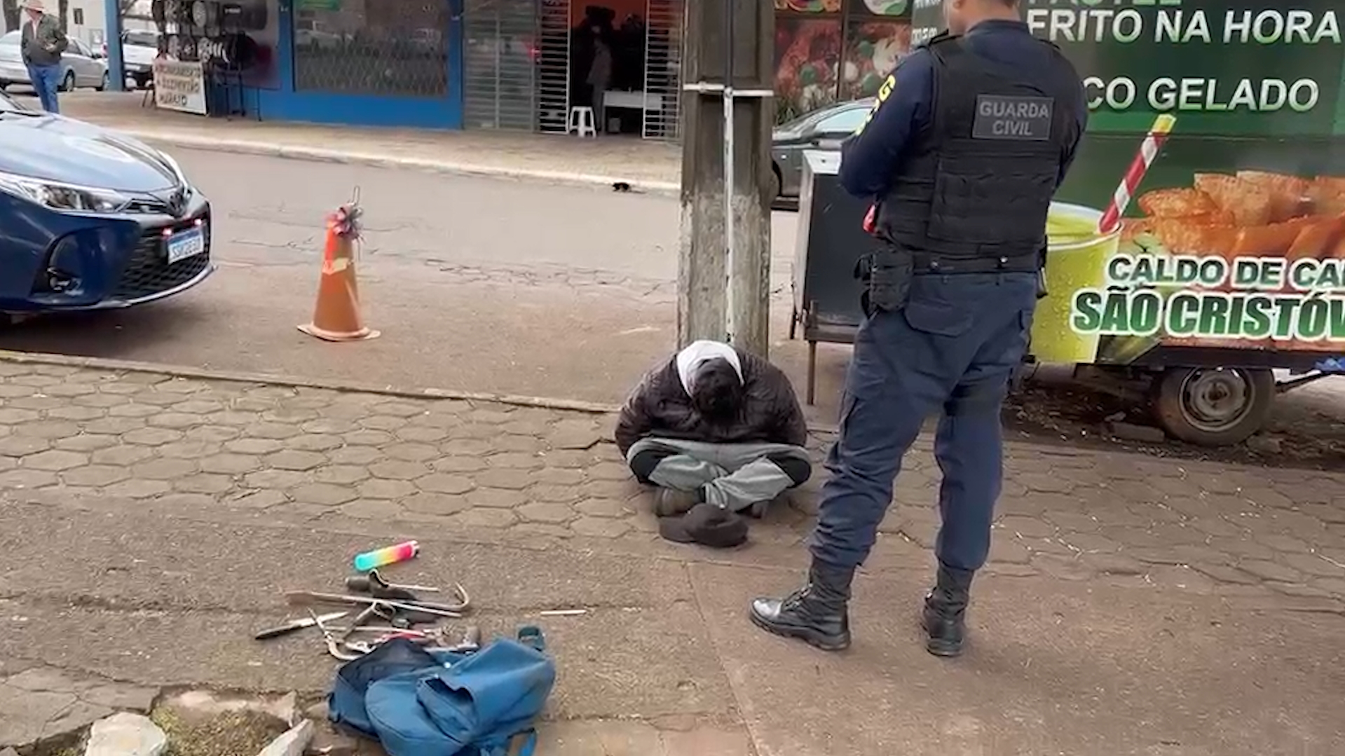 Homem é flagrado cortando fiação de barraca de caldo de cana em Cascavel