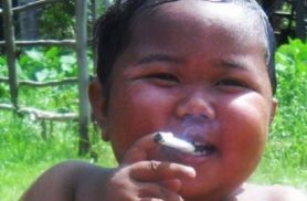 Lembra dele? Menino que fumava 40 cigarros por dia cresceu e conseguiu abandonar o vício