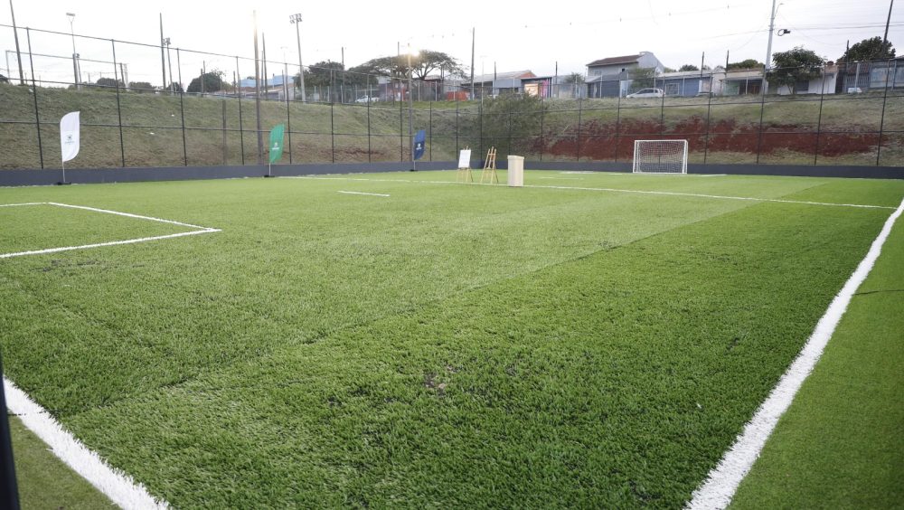 Comunidade comemora entrega de campo revitalizado no Jardim Colonial Imagem referente a Comunidade comemora entrega de campo revitalizado no Jardim Colonial