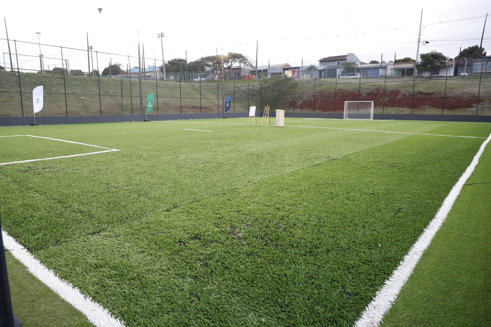 Imagem referente a Comunidade comemora entrega de campo revitalizado no Jardim Colonial