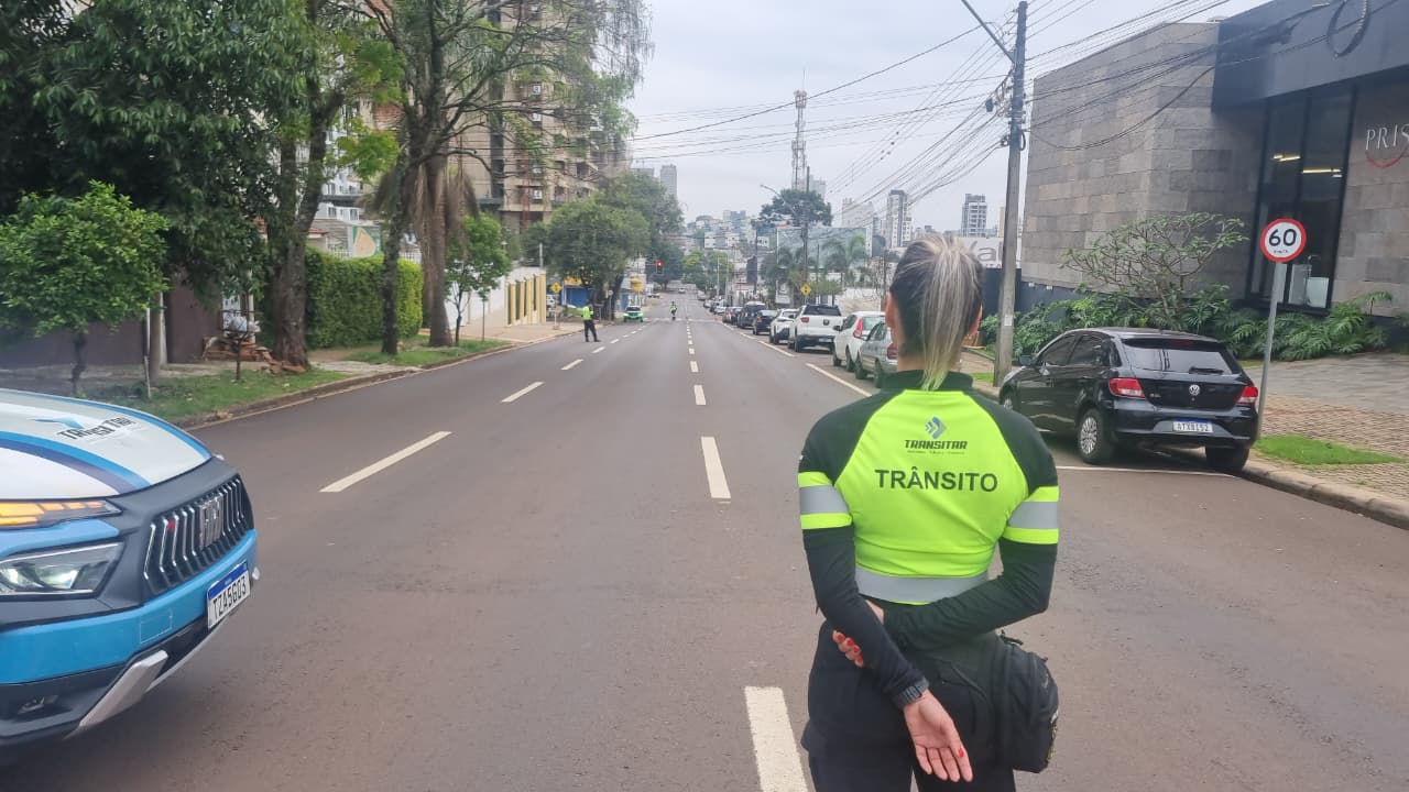Trecho da Rua Presidente Kennedy é interditado para aferição de radares em Cascavel