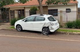 Peugeot é atingido e arremessado sobre calçada na Rua Recife
