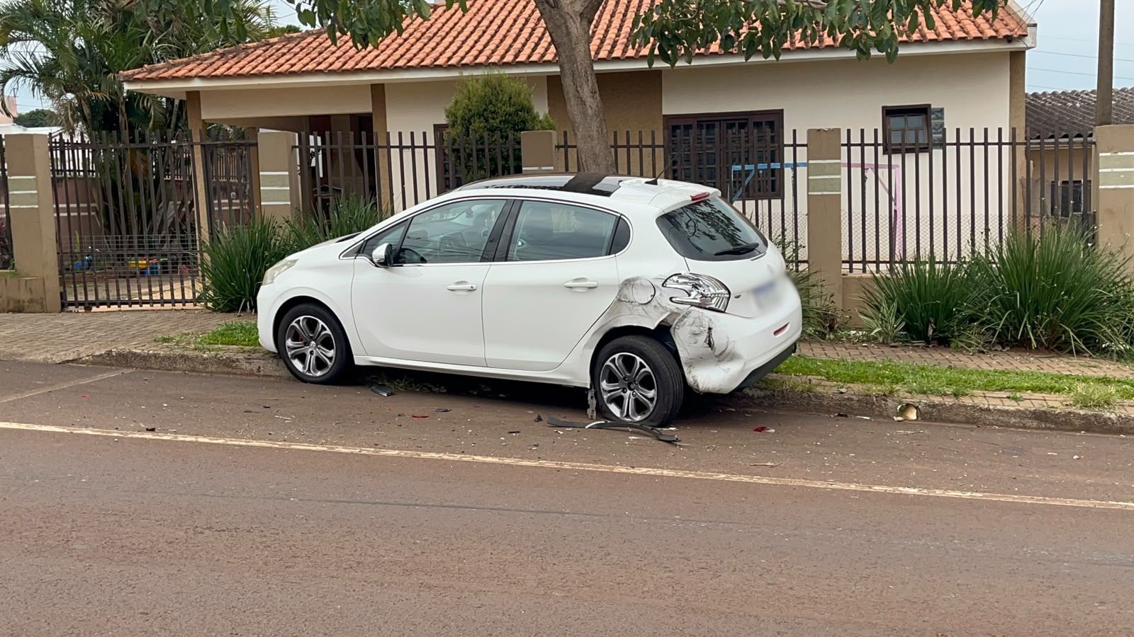 Peugeot é atingido e arremessado sobre calçada na Rua Recife