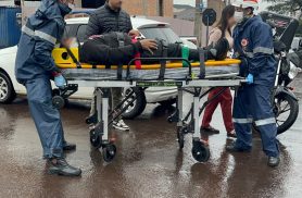 Acidente entre motocicleta e Gol deixa motociclista ferido no Centro de Cascavel