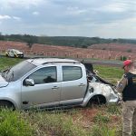 Imagem relativa a Caminhonete sai da pista e motorista fica ferido na PRC-272, em Iporã