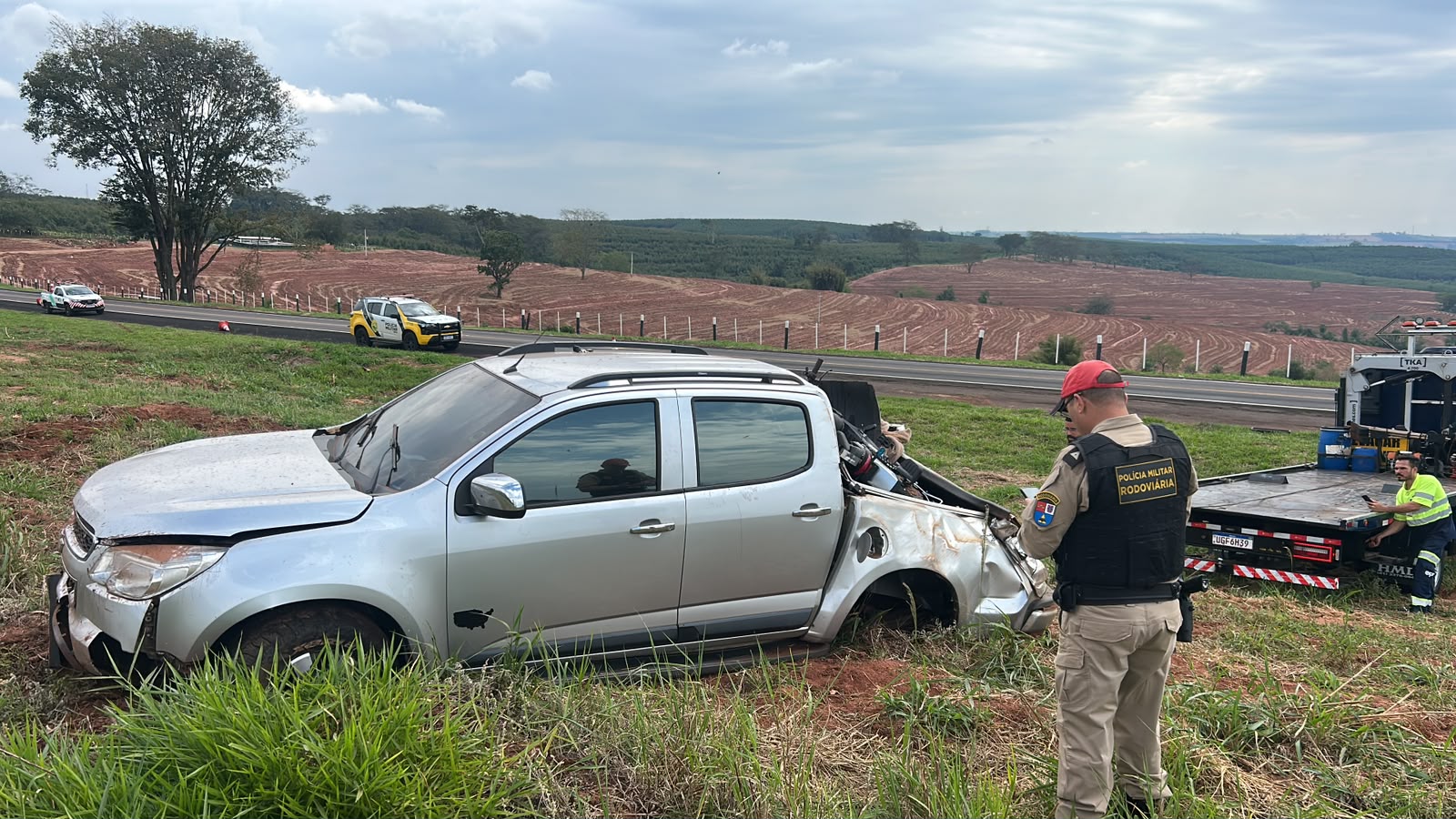Caminhonete sai da pista e motorista fica ferido na PRC-272, em Iporã Imagem referente a Caminhonete sai da pista e motorista fica ferido na PRC-272, em Iporã