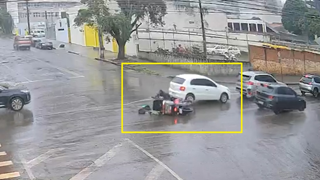 Veja motociclista escorregando antes de acidente no Centro de Cascavel