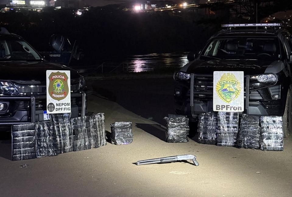 Imagem referente a PF e PM apreendem 107 kg de maconha e espingarda calibre .12 em ação no Rio Paraná