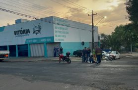 Motociclista fica ferida após colisão com Ônix na Rua Manaus, no Bairro Cancelli, em Cascavel