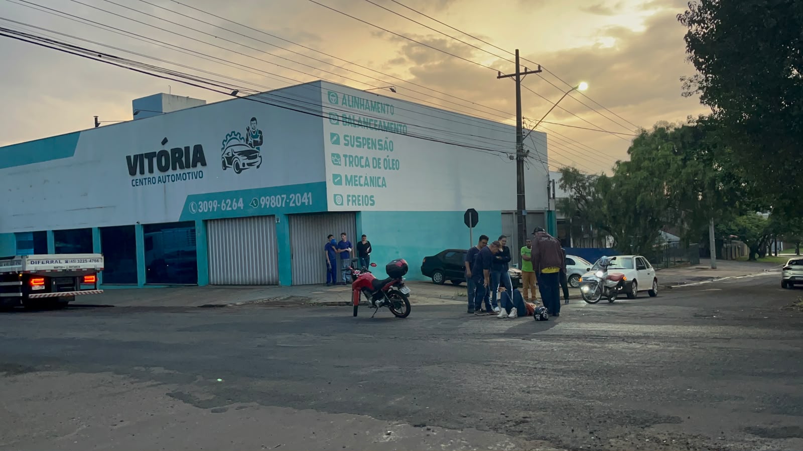 Motociclista fica ferida após colisão com Ônix na Rua Manaus, no Bairro Cancelli, em Cascavel