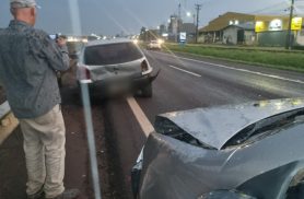 Palio bate na traseira de Gol e causa estragos na marginal da BR-277 Palio bate na traseira de Gol e causa estragos na marginal da BR-277