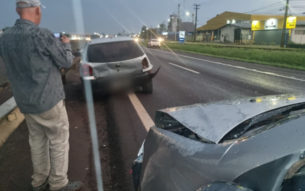 Palio bate na traseira de Gol e causa estragos na marginal da BR-277