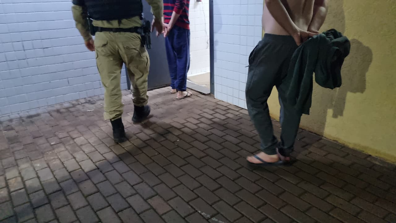 Dois homens são presos por dívida de pensão alimentícia e são levados à delegacia de Cascavel