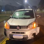Imagem relativa a Passageira fica ferida após carro de aplicativo bater em mureta de concreto durante forte chuva em Curitiba