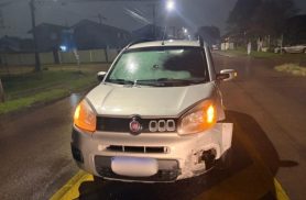 Passageira fica ferida após carro de aplicativo bater em mureta de concreto durante forte chuva em Curitiba